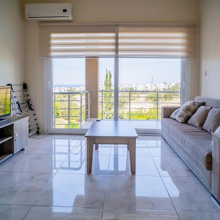 Spacious Two-Bedroom Apartment In Amazing Residence Escape Homes 凯里尼亚 外观 照片
