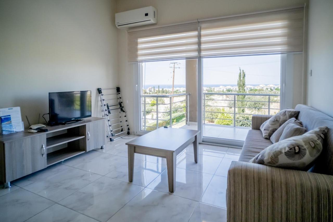 Spacious Two-Bedroom Apartment In Amazing Residence Escape Homes 凯里尼亚 外观 照片