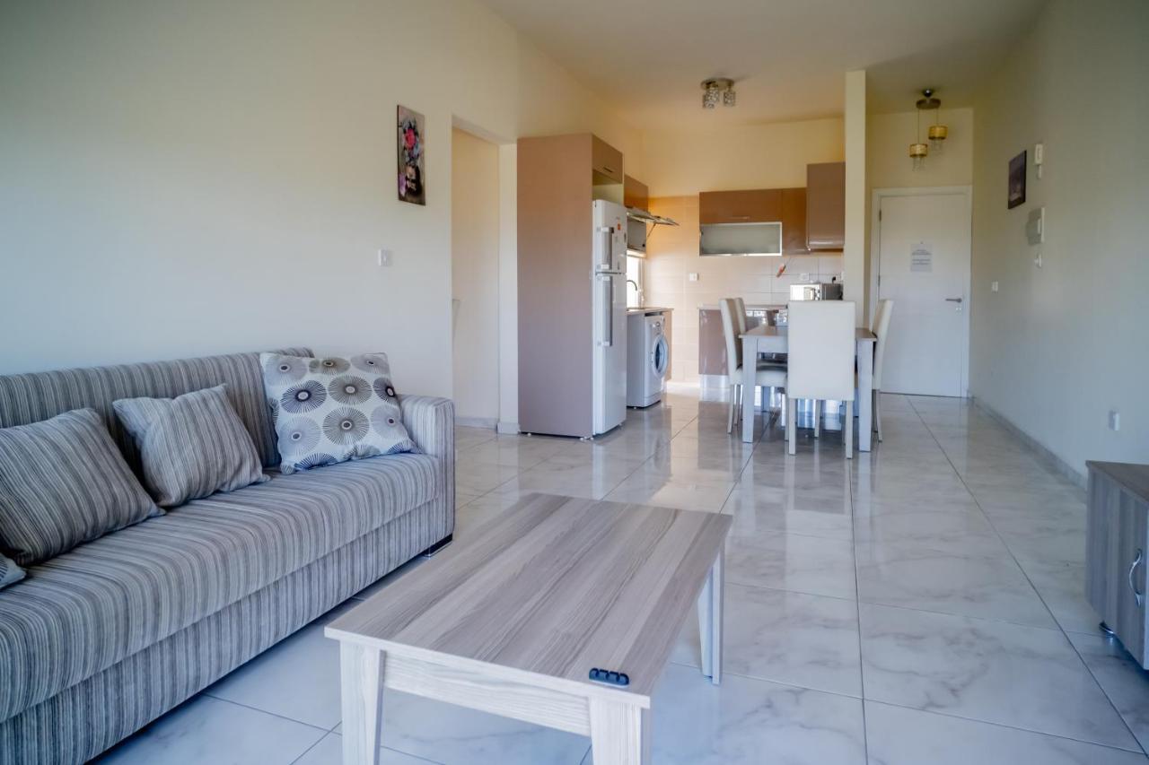 Spacious Two-Bedroom Apartment In Amazing Residence Escape Homes 凯里尼亚 外观 照片