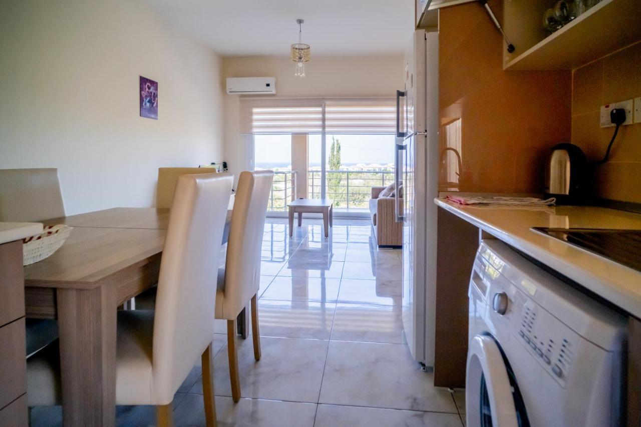 Spacious Two-Bedroom Apartment In Amazing Residence Escape Homes 凯里尼亚 外观 照片