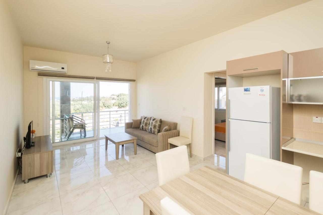 Spacious Two-Bedroom Apartment In Amazing Residence Escape Homes 凯里尼亚 外观 照片