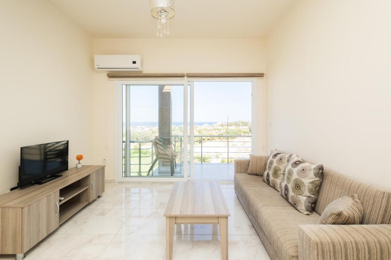 Spacious Two-Bedroom Apartment In Amazing Residence Escape Homes 凯里尼亚 外观 照片