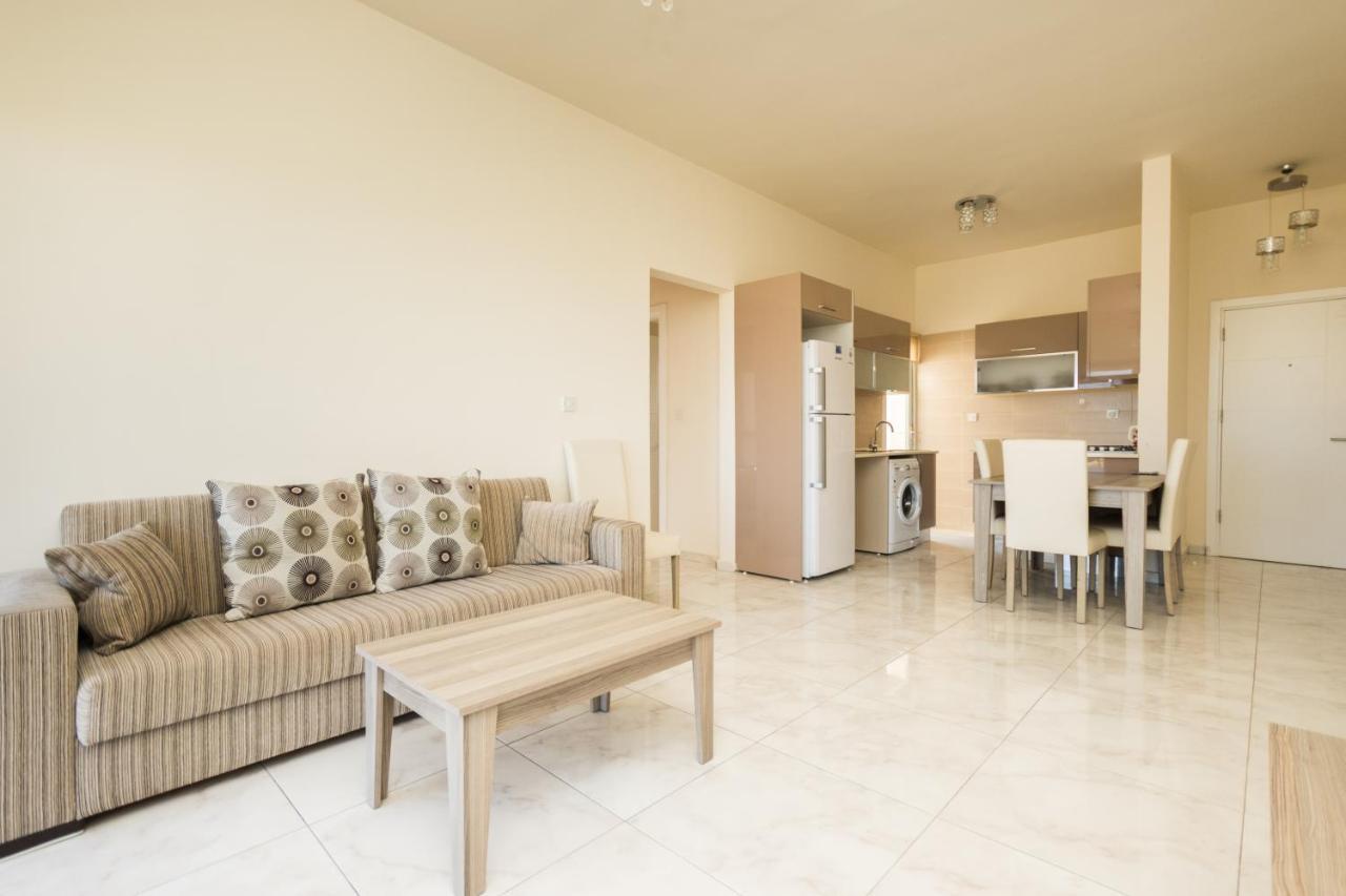 Spacious Two-Bedroom Apartment In Amazing Residence Escape Homes 凯里尼亚 外观 照片